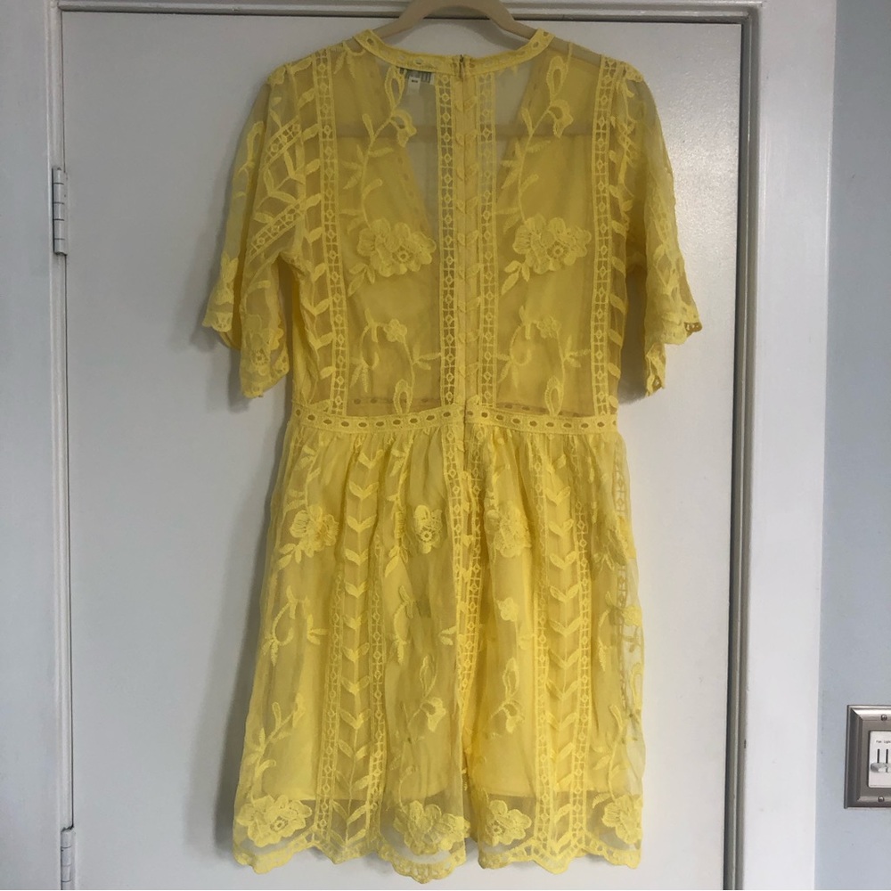 Socialite bright yellow lace mini dress sheer back v neck women’s size large - Picture 3 of 10